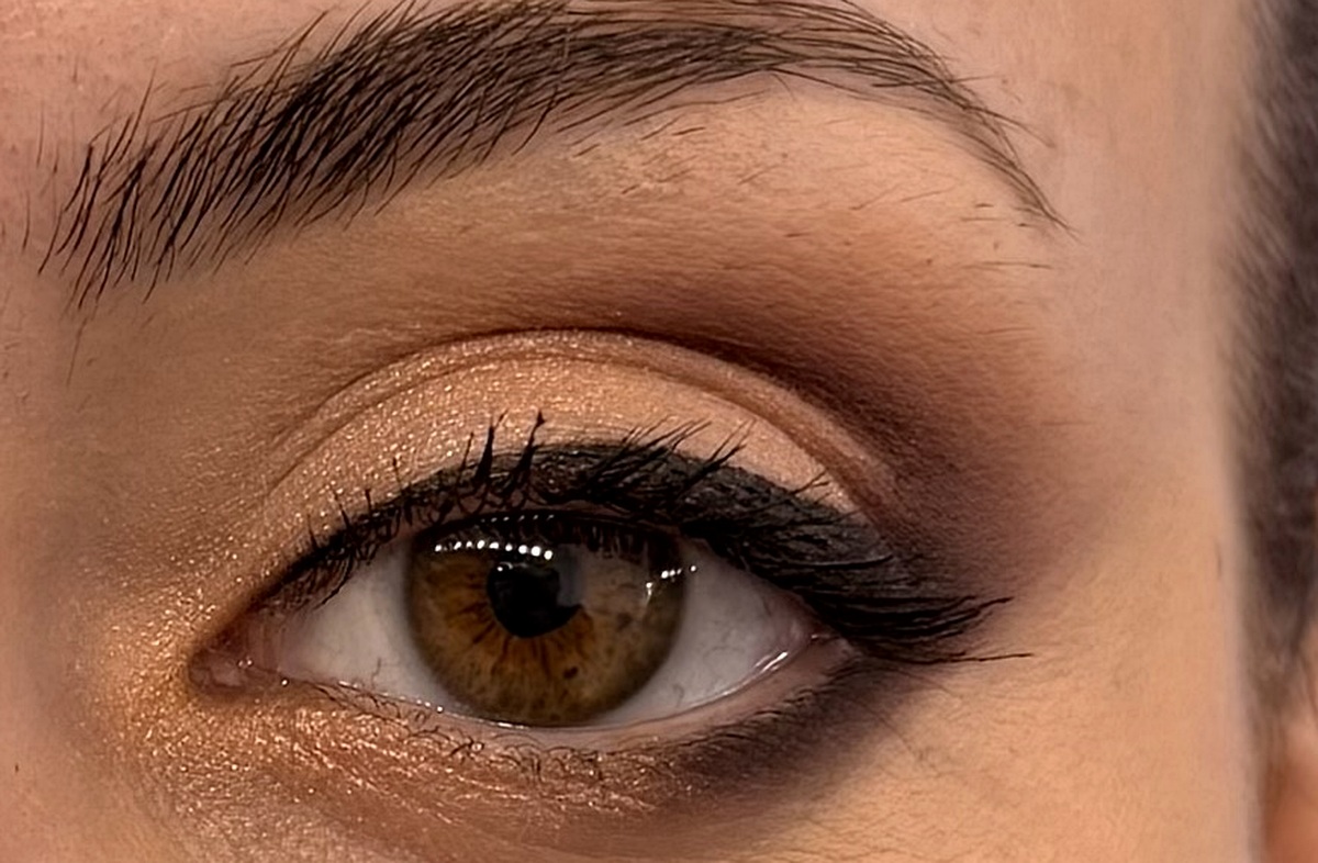 Maquillaje de ojos real realizado por Francis Benítez, sombras doradas luminosas y delineado definido