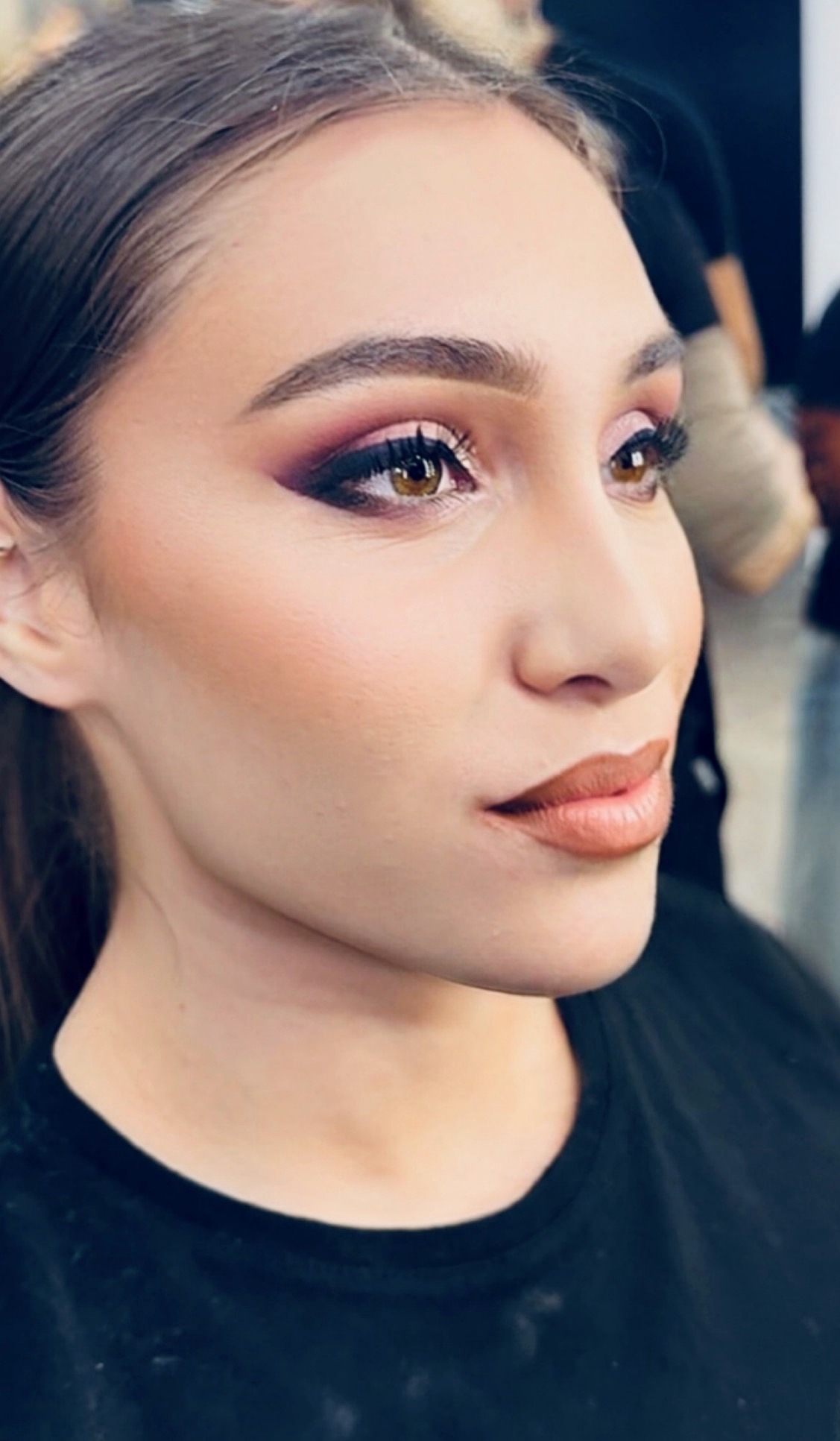 Maquillaje profesional en tonos violetas, morados y cálidos realizado por Francis Benítez