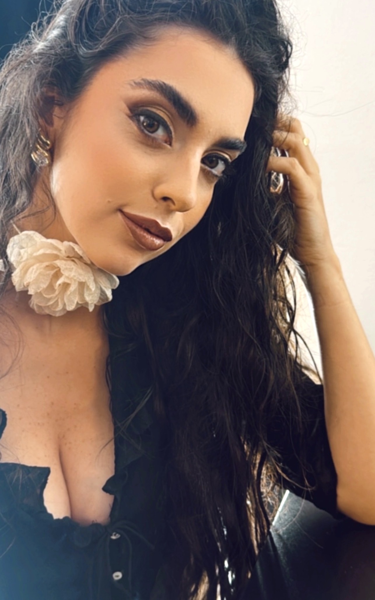 Maquillaje profesional de belleza con ojos ahumados y labios definidos realizado por Francis Benítez